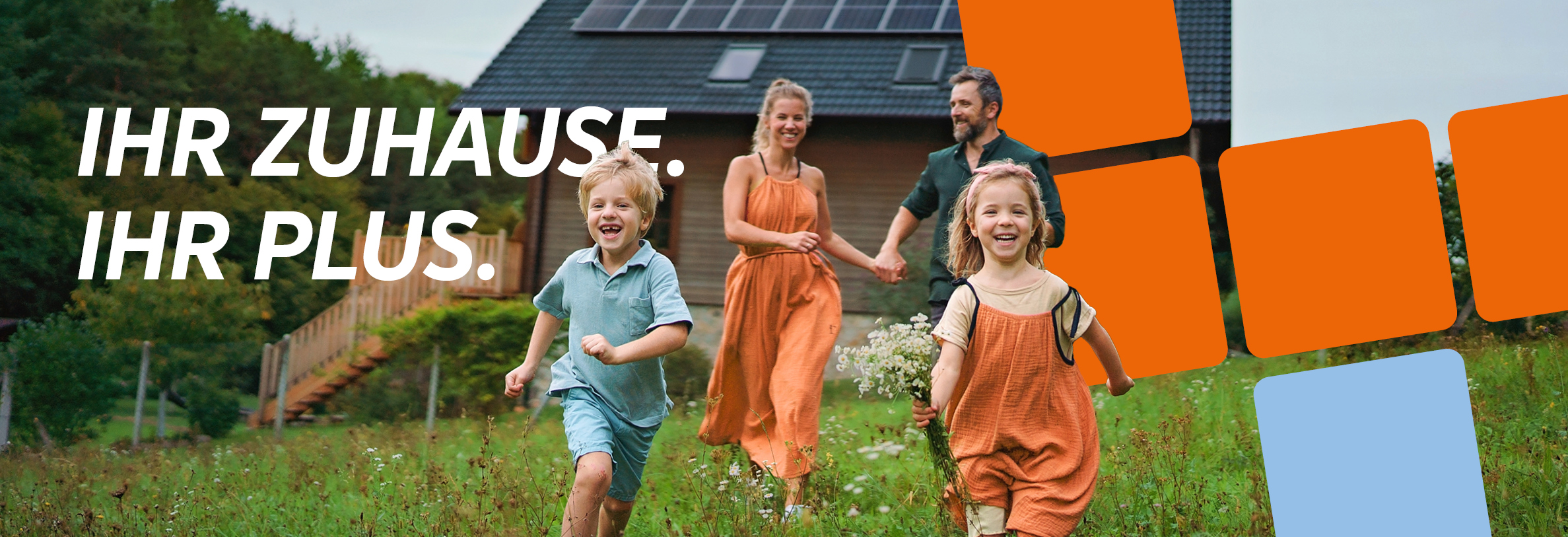 Familie läuft über eine Wiese vor einem Haus mit Solarpanelen, Text: 'IHR ZUHAUSE. IHR PLUS'